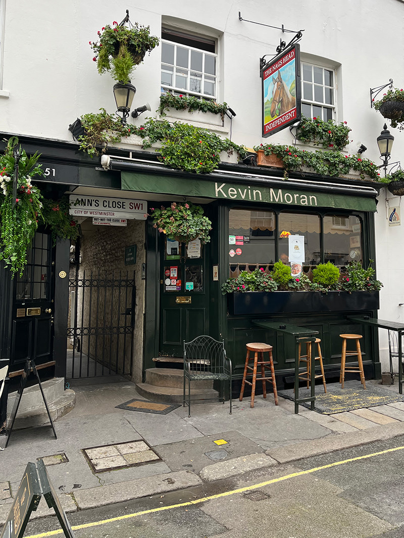  Belgravia’s Historic Pubs Walk Walking Tour